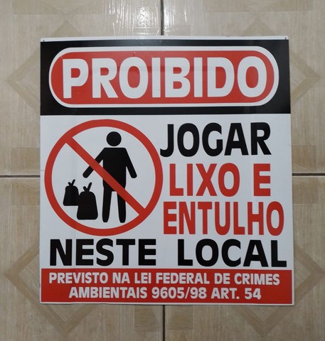 Placa proibido jogar lixo e entulho neste local com lei federal