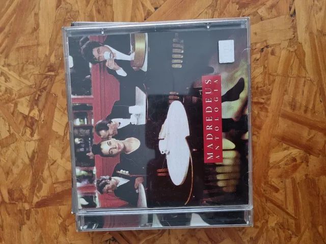 02 CDs de música do mundo em língua portuguesa. Grupos MADREDEUS eTEATRO MÁGICO.  