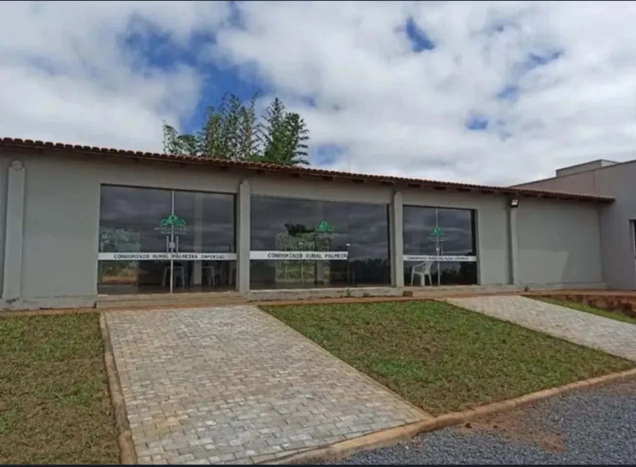 Terreno com casa e piscina em condomínio fechado