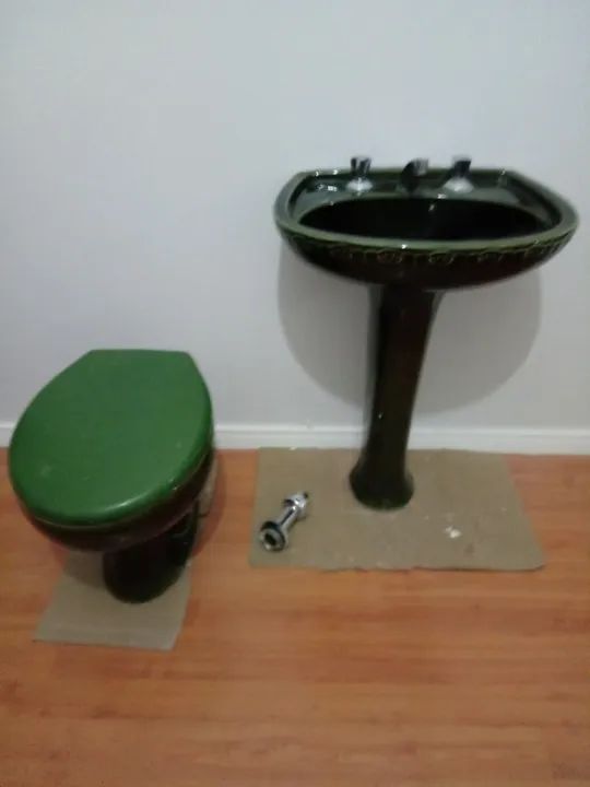 Conjunto Completo: Vaso com tampo e spood, Bidê com  metais. e Pia com metais e Pedestal, 