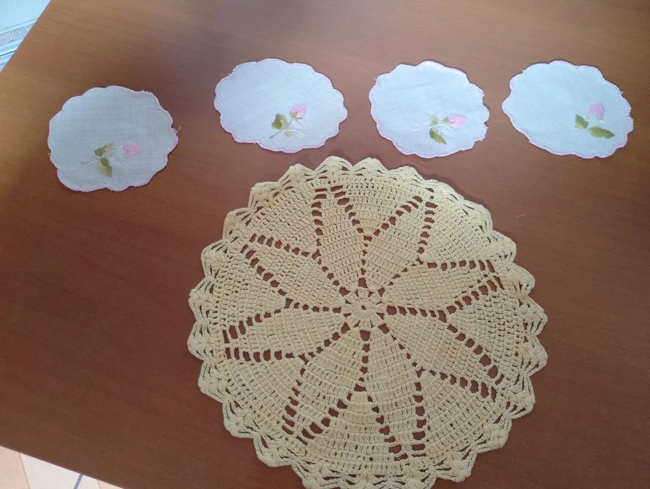 Jogo de 4 peças para mesa em crochê e tecido