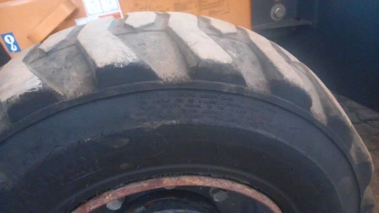 Pneu dianteiro retroescavadeira  - Foto 4