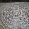 toalha de mesa redonda crochê feito a mão.