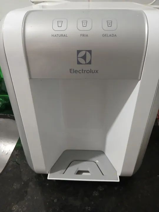 Bebedouro Electrolux com água natural, fria e gelada