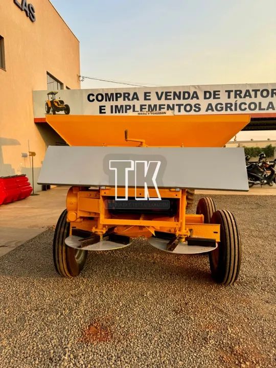 Distribuidor de Calcário e fertilizantes 5500 KG Tatu - TK Tratores Nova Andradina - MS - Foto 3
