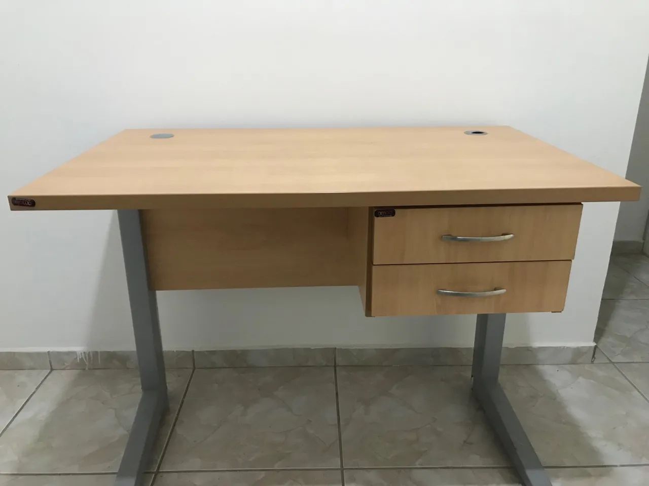 Mesa para escritório com gavetas e chaves semi nova - Foto 3