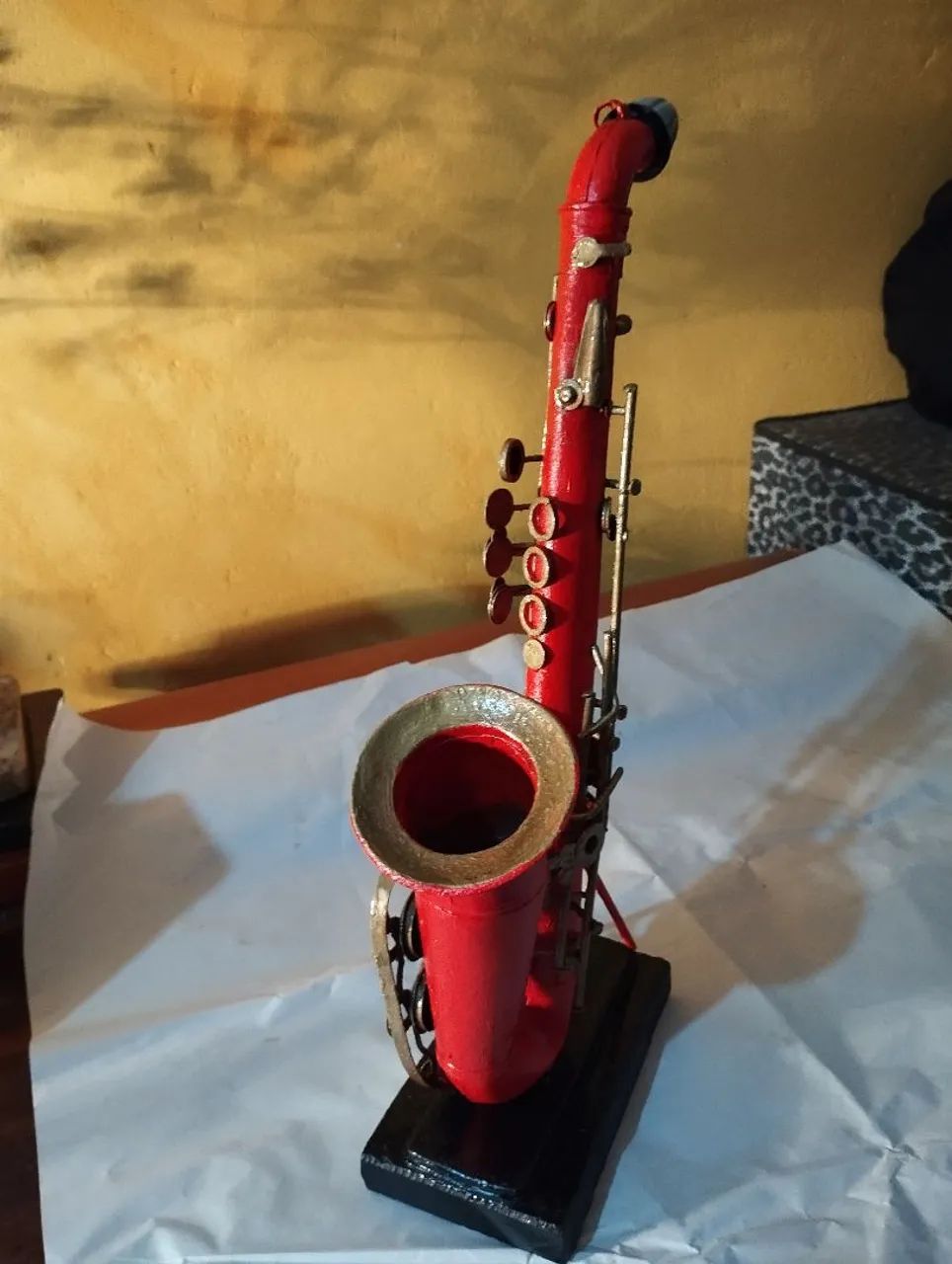 Saxofone Decorativo Vermelho com base em granito  - Foto 6