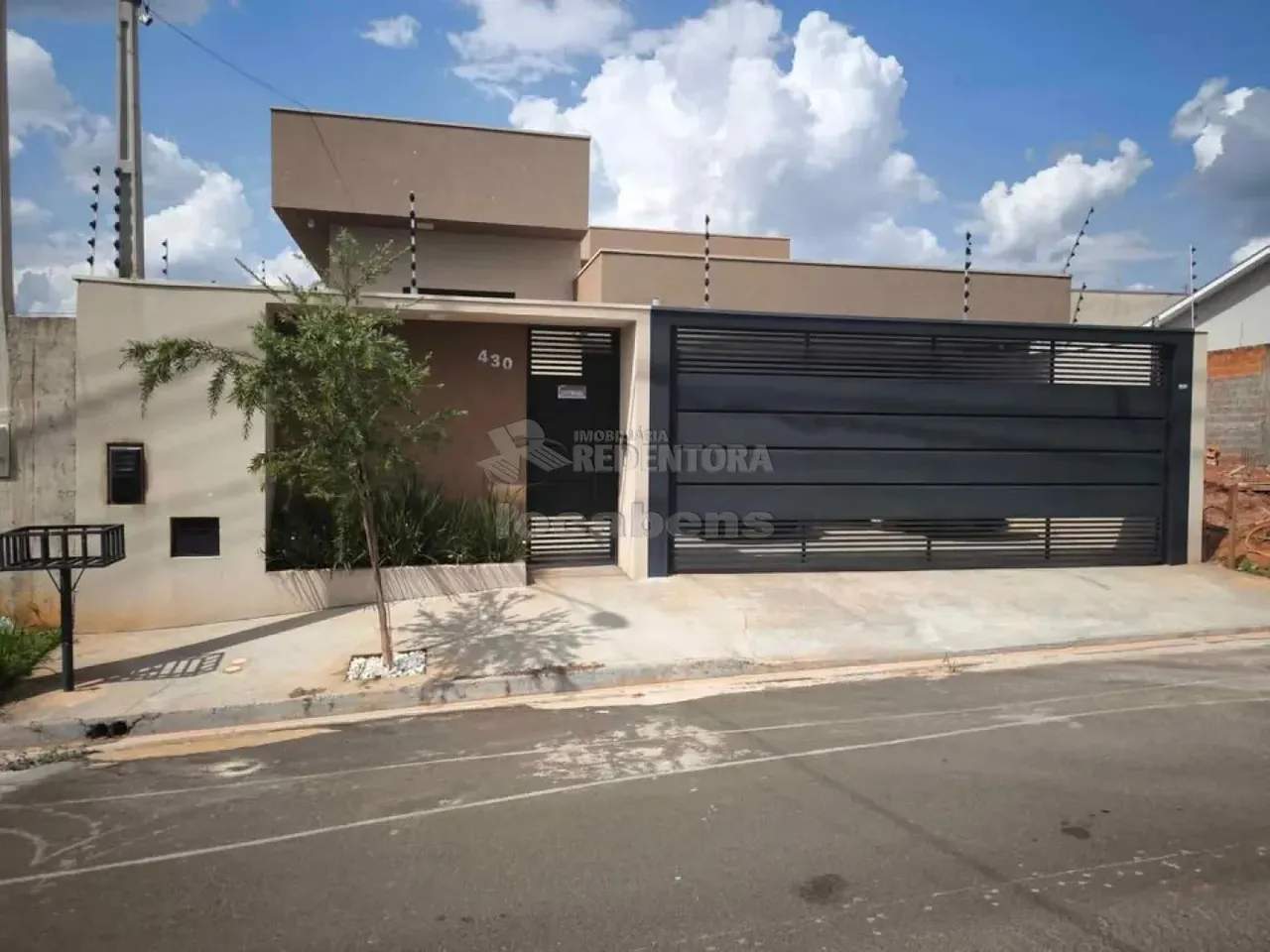 Casa Residencial localizado no Menezes II com 3 Dormitórios e 3 vagas de garagem.