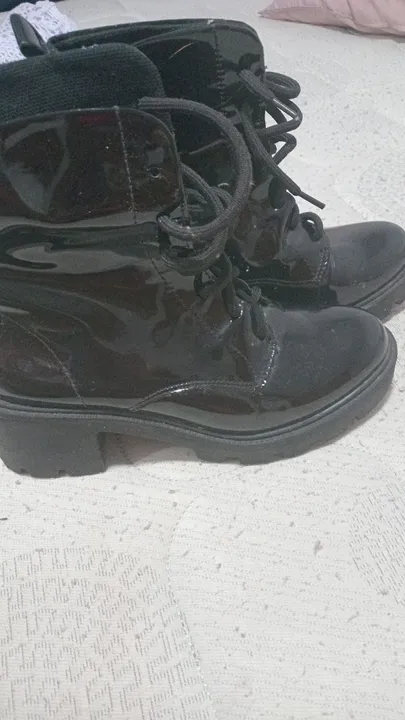 Botas femininas pretas de couro