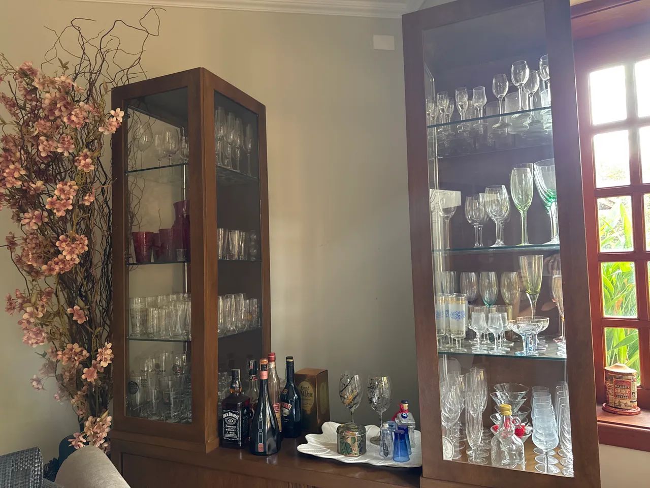 Buffet com cristaleiras madeira 64276668621443120