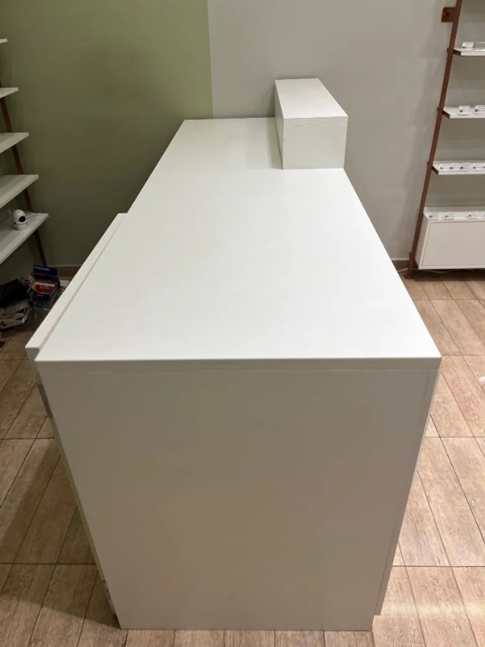 Balcão com caixa e expositor em vidro temperado, em MDF, ideal para o varejo. - Foto 2