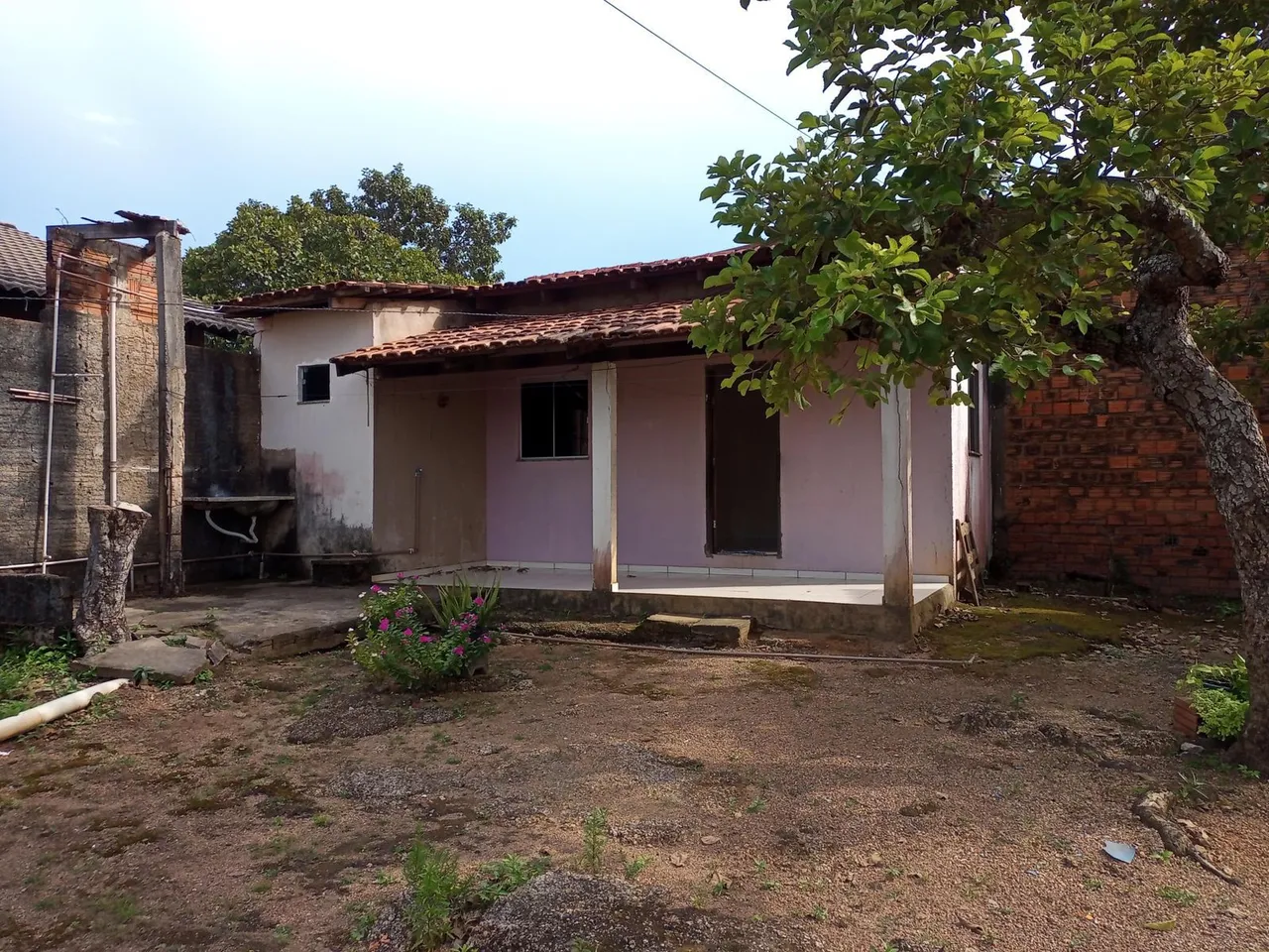 Casa pequena com muito espaço para construir uma mansão!