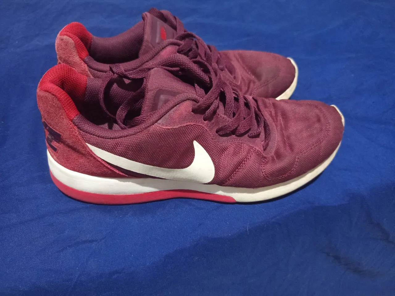Tênis Nike vinho feminino