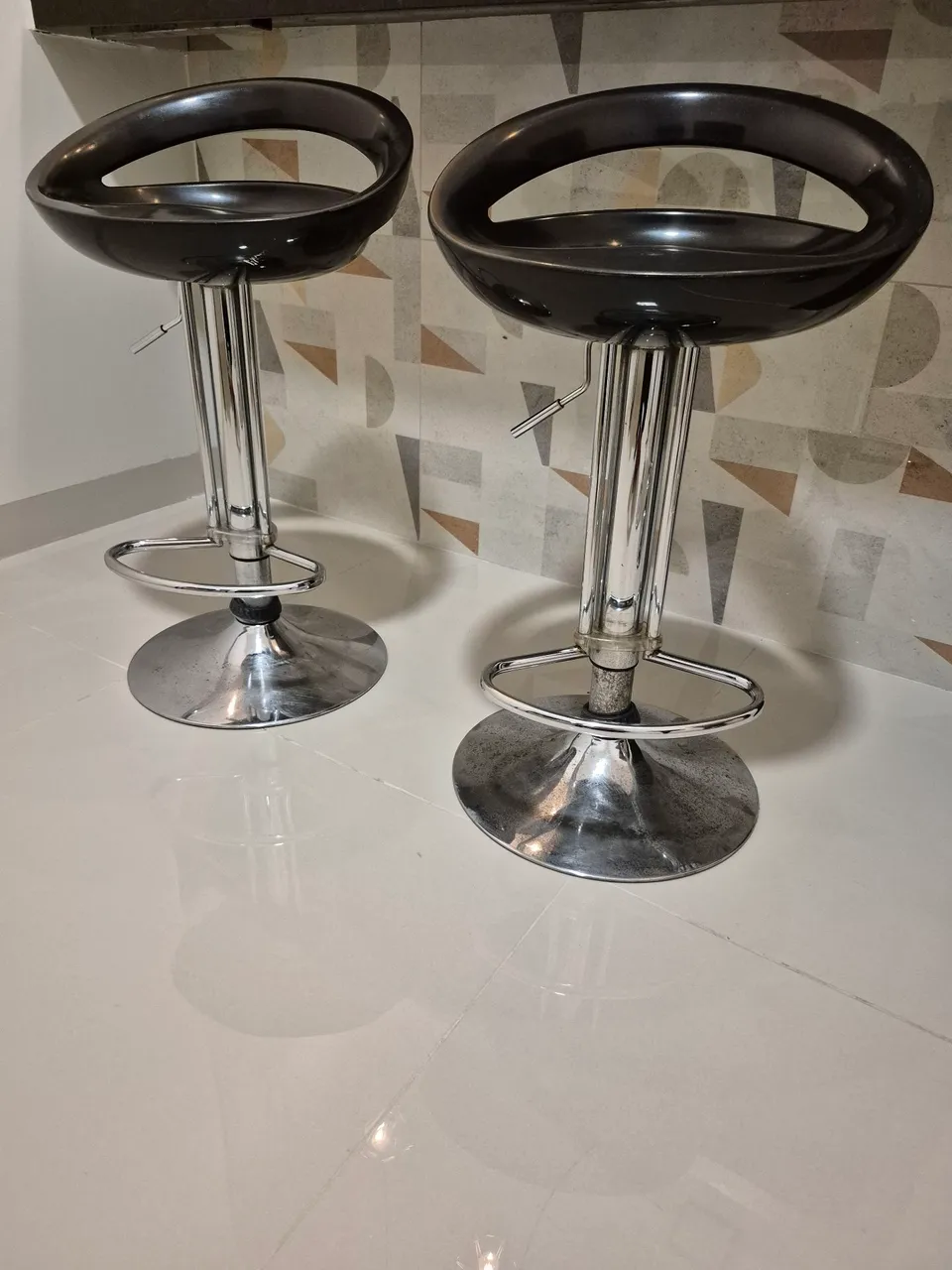 Banquetas giratórias e confortáveis
