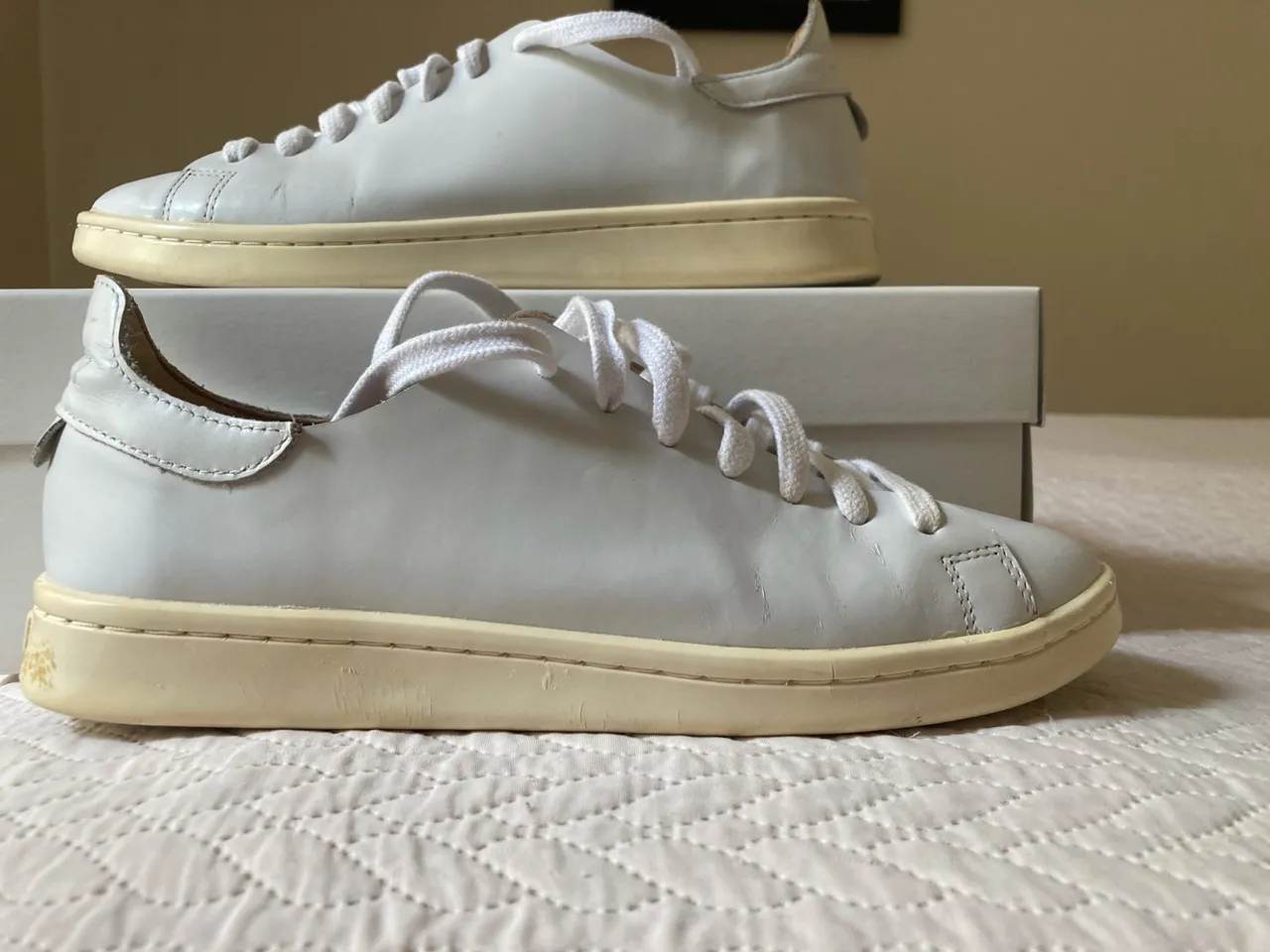 Tênis Branco Casual em Couro