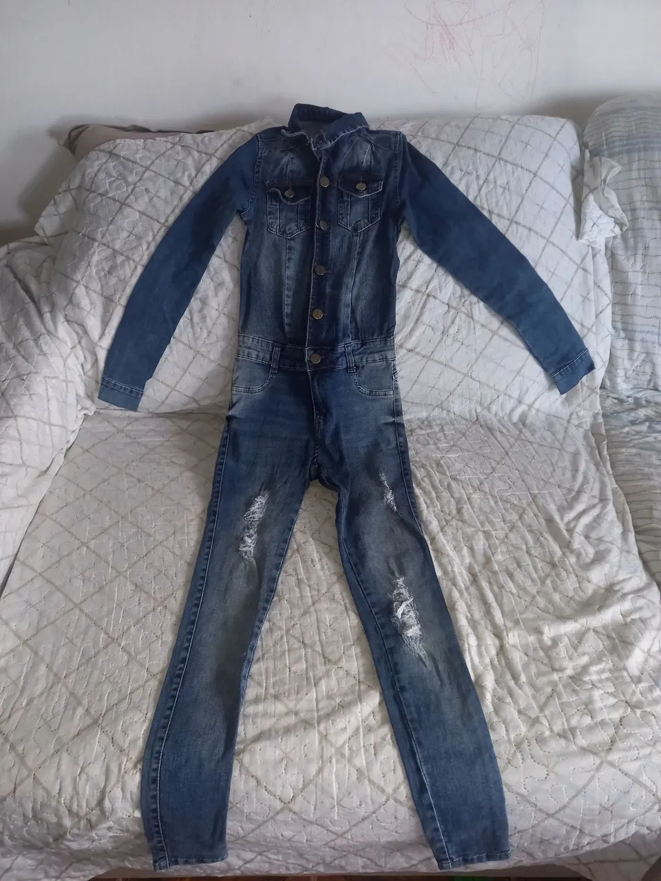 Macacão Jeans Feminino com Detalhes Rasgados