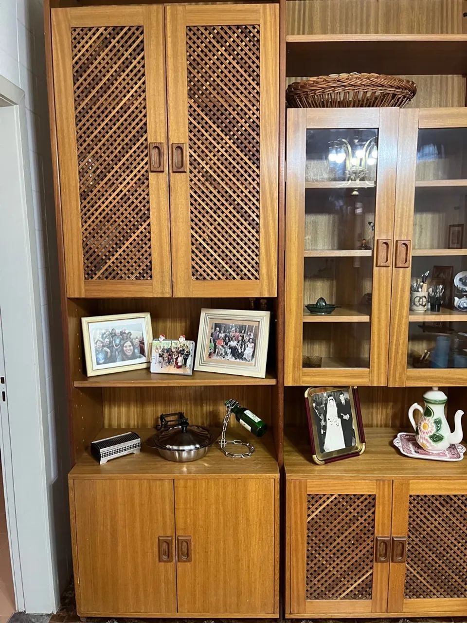Conjunto de Armários de Madeira com Prateleiras e Vitrines - Foto 4