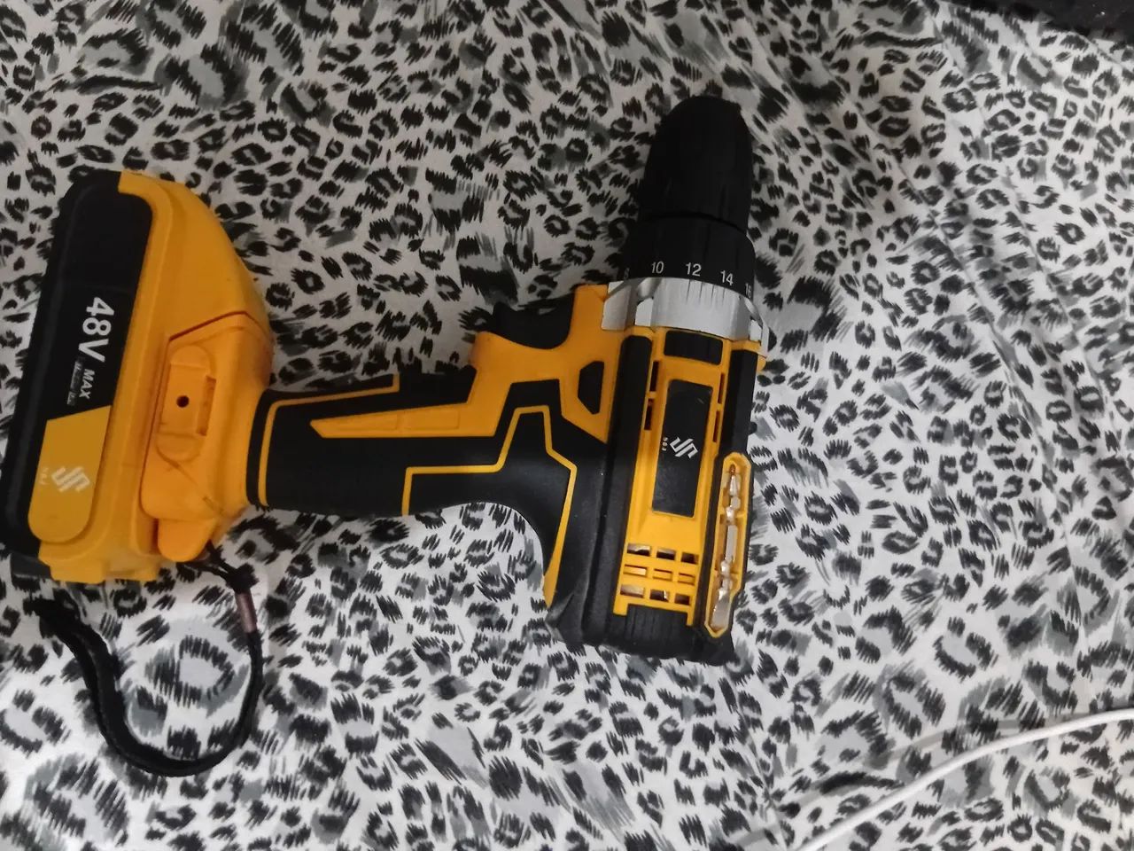 Vendo uma parafusadeira completa64840794068739120