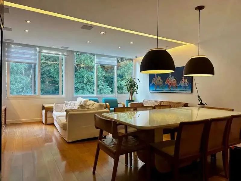 Jardim Botânico. Excelente apartamento totalmente reformado, pronto para entrar e morar