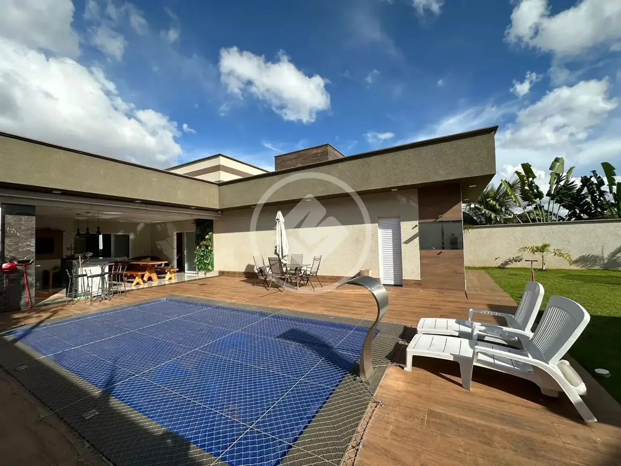 Casa térrea, 4 suítes, amplo quintal gramado com piscina no Condomínio do Lago. codigo: 12