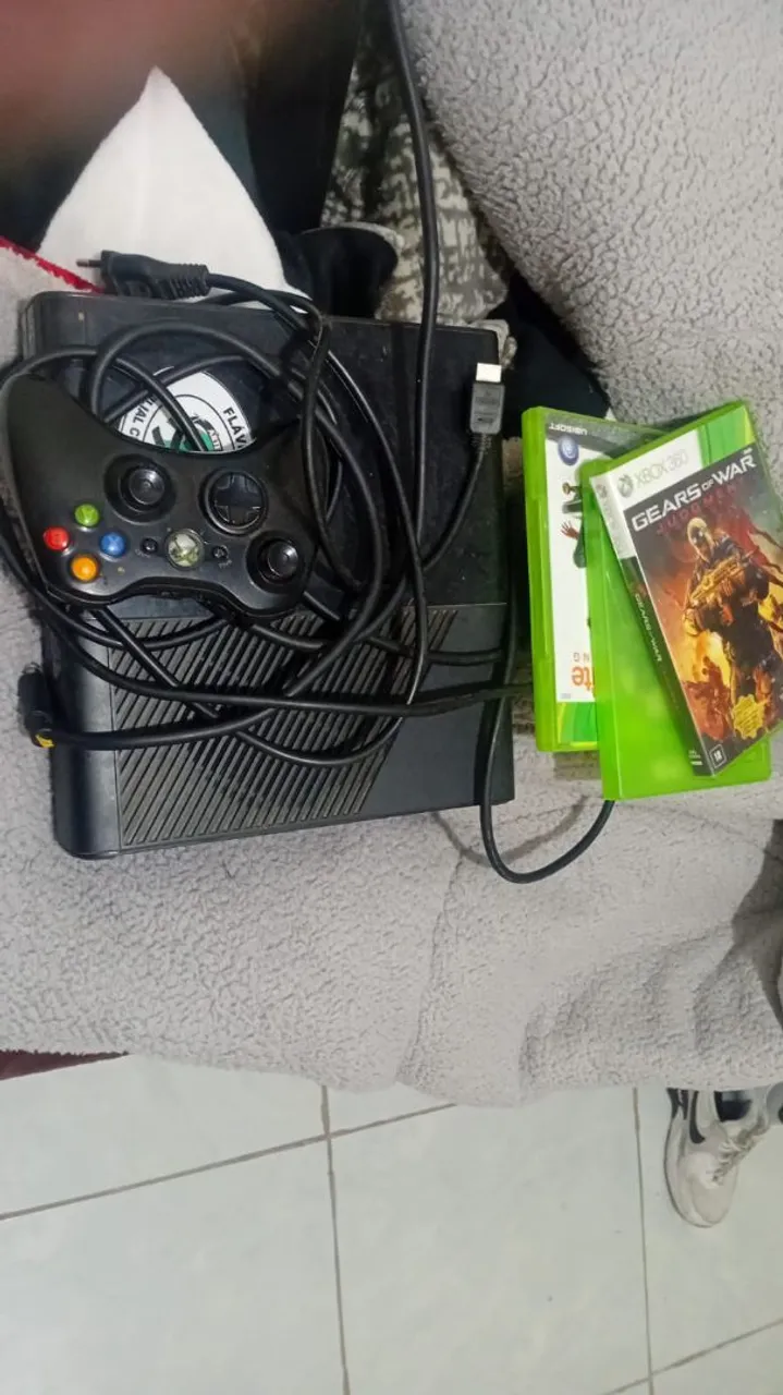 Xbox 360 com controle e jogos