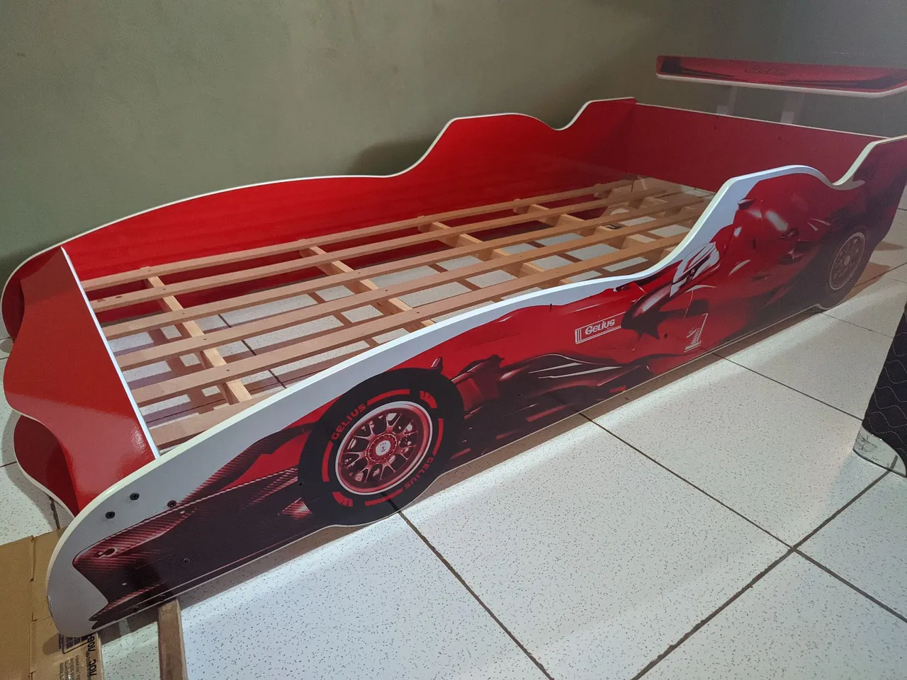 Cama infantil em formato de carro de corrida