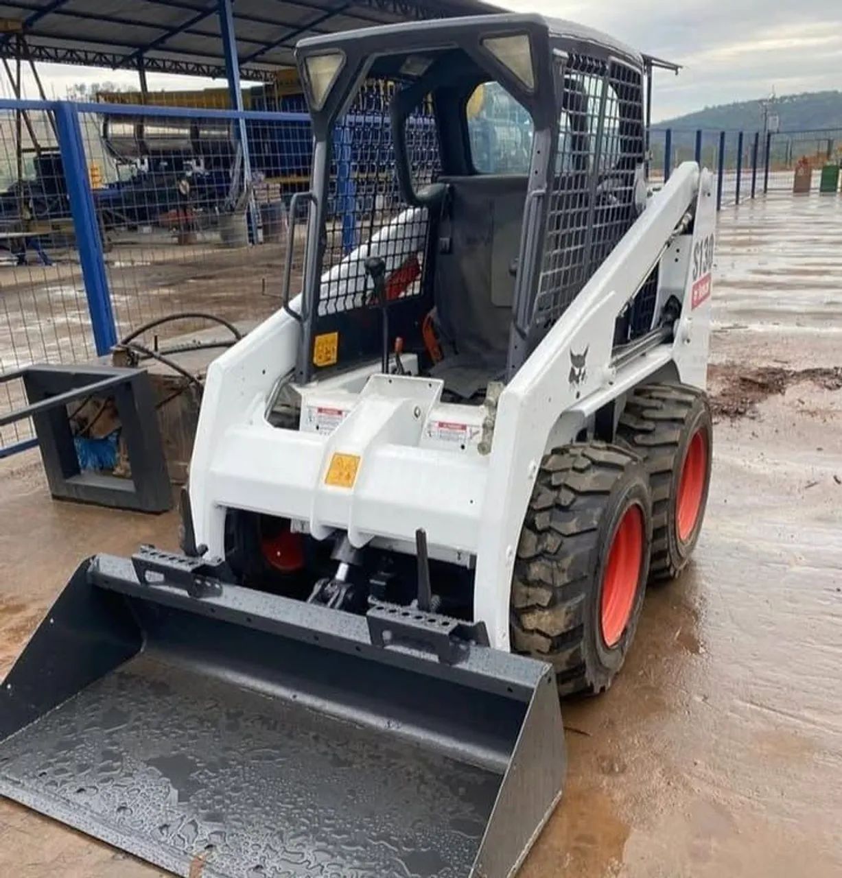 Mini carregadeira bobcat s130 ano 2013