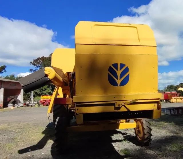 Colheitadeira New Holland - TC 57, 3369 horas, 19 pés. Fabricação 2000 - Foto 4