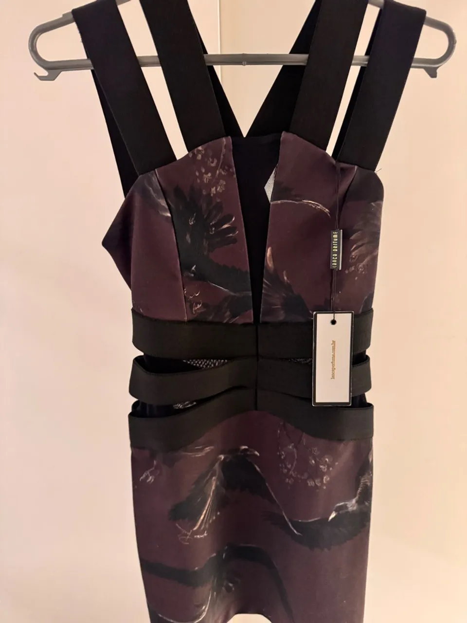 Vestido Preto com Estampa Floral Lança Perfume 