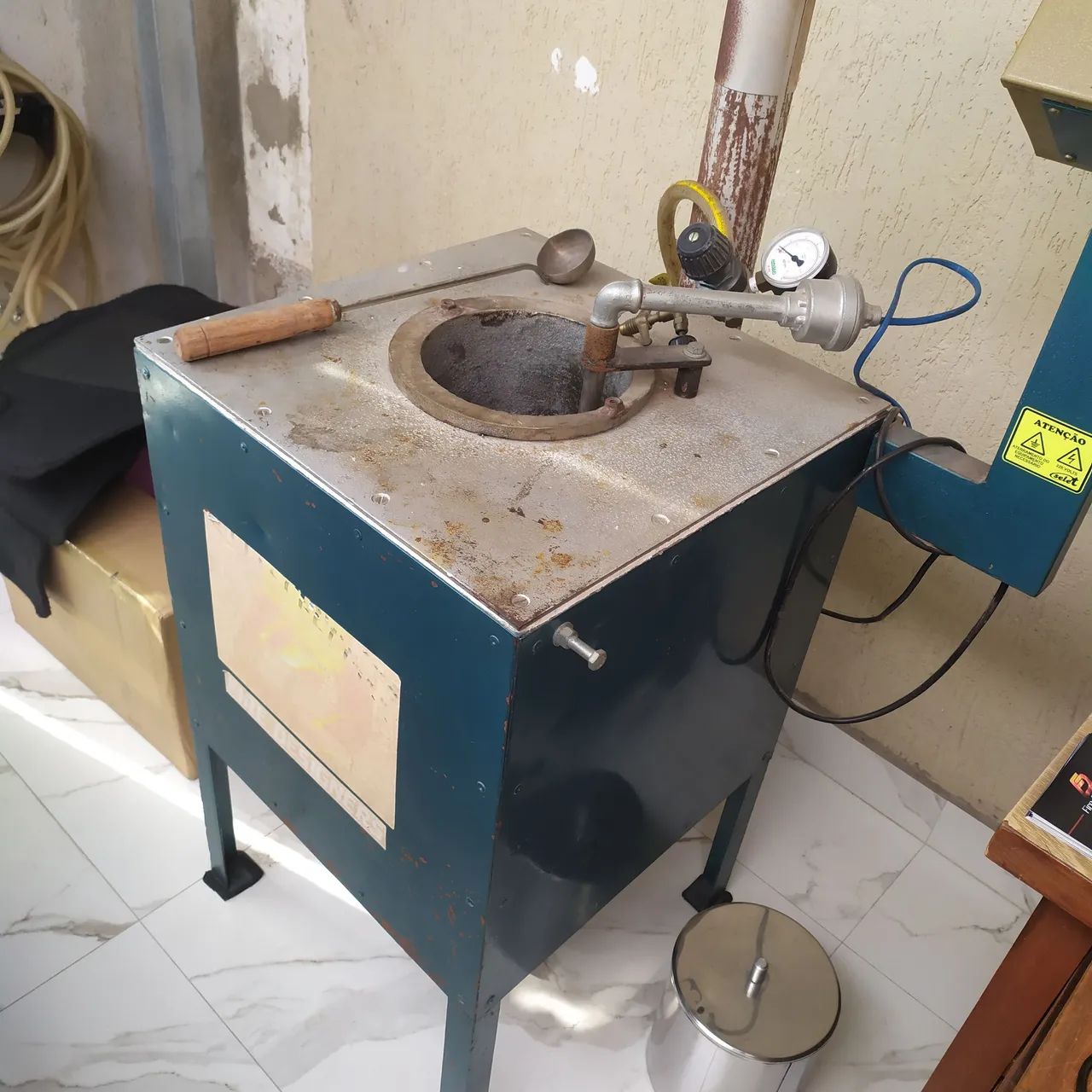 Forno  (cajol)à gas para fundição de metais baixa fusão.