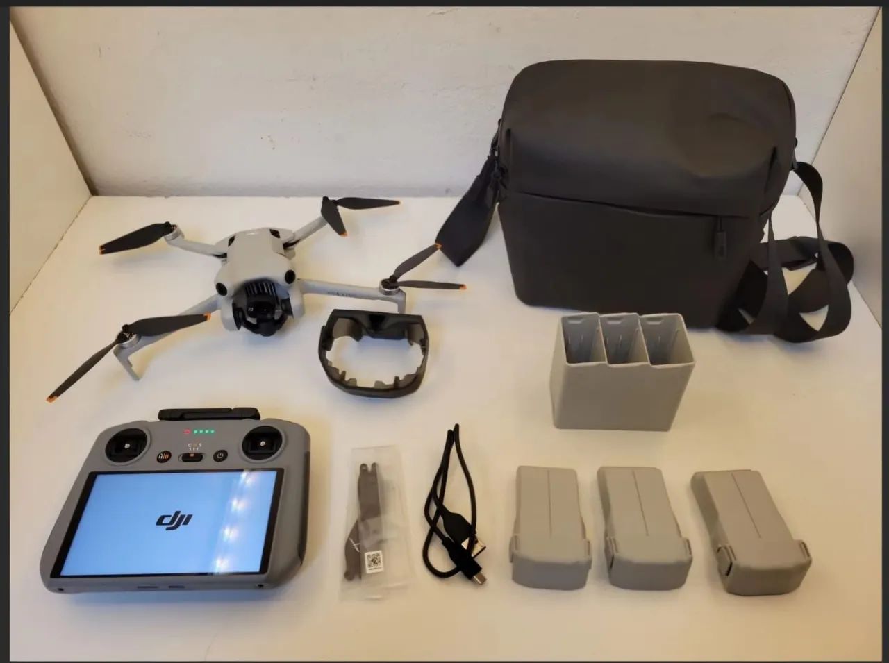 DJI Mini 4 Pro Combo Fly More Plus, 03 Baterias de 45 minutos. - Foto 2