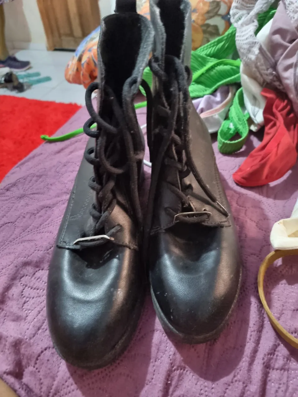 Botas pretas de cano curto
