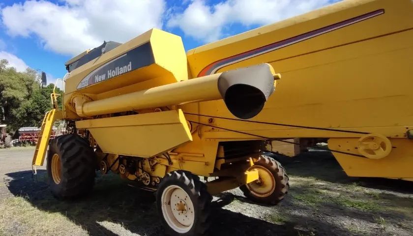 Colheitadeira New Holland - TC 57, 3369 horas, 19 pés. Fabricação 2000 - Foto 5