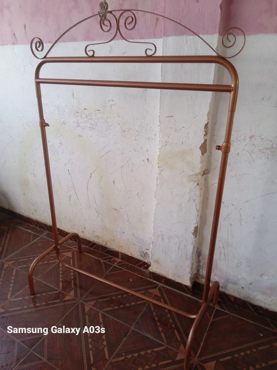 Arara de Roupa em Metal Dourado - Foto 3