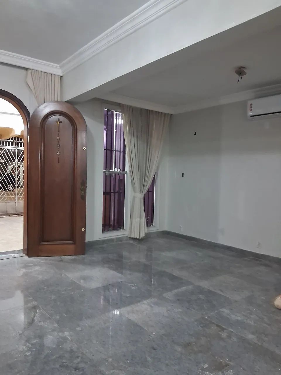  ALUGO AMPLA RESIDÊNCIA 