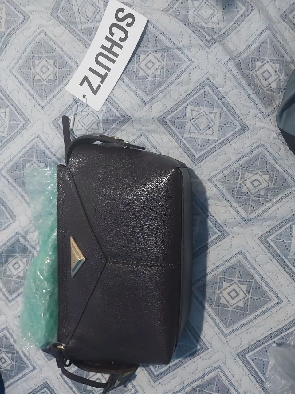 Bolsa Schutz tira colo nova