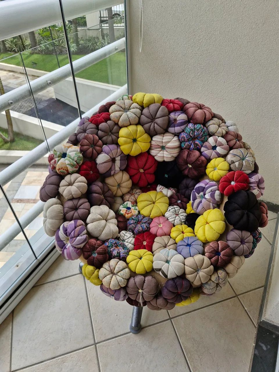 Poltrona Giratória com fuxicos flores 