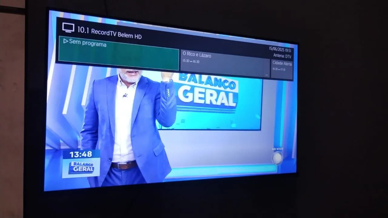 TV nova! Acompanha os pés dela controle. Tudo certo