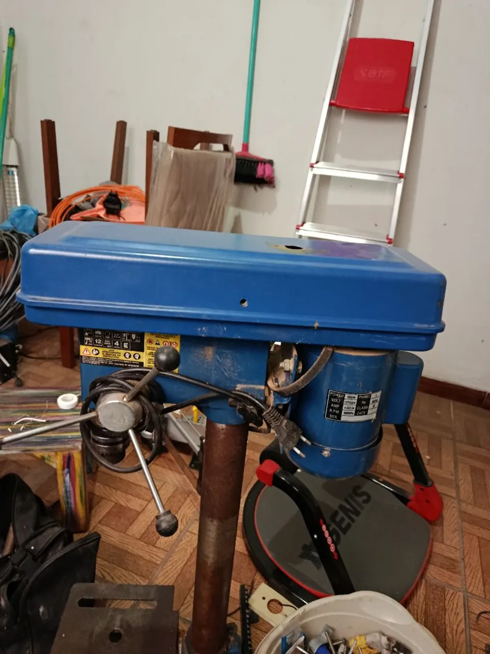 Furadeira de Bancada mesa e cabeça com giro 16mm 110/220 retirar no meu endereço.