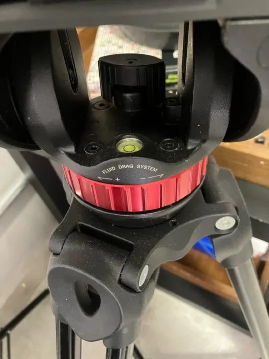 tripe manfrotto em perfeito estado com cabeça hidraulica - Foto 3