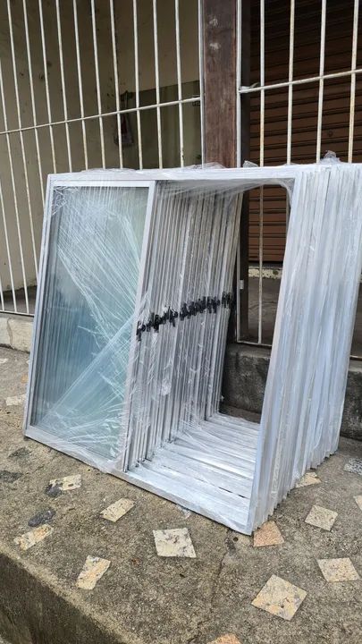 Janela de alumínio brilho 1 X 1 com vidros lacrado 