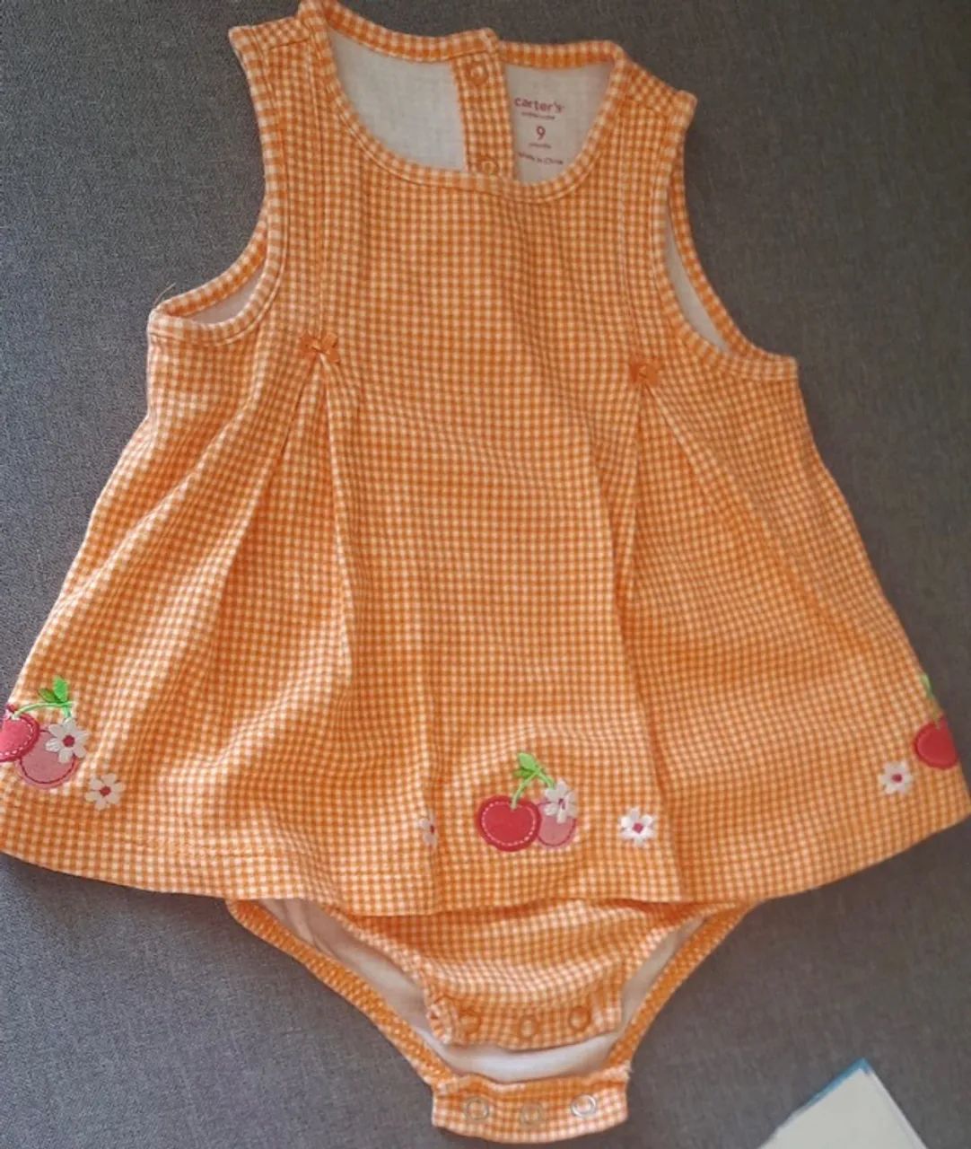 Body de bebê da Carter`s laranja com saia
