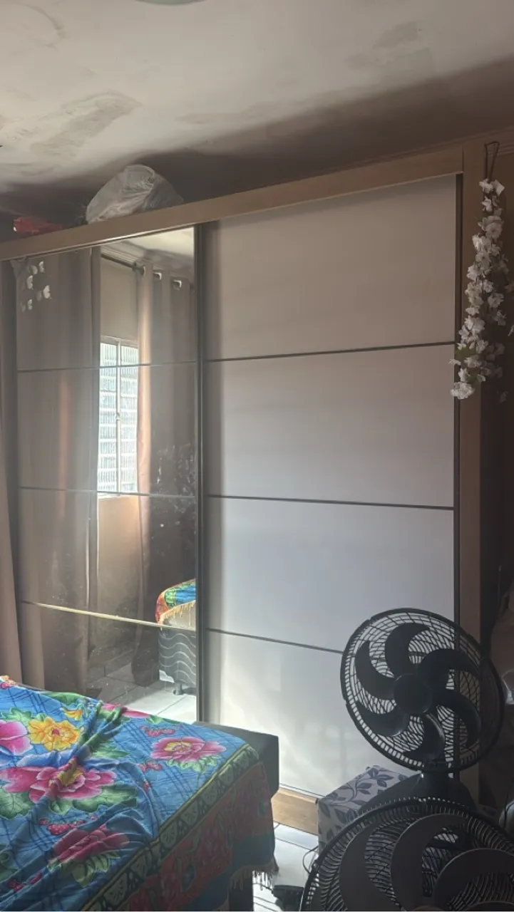 Guarda-Roupa Moderno com Portas de vidro de Correr