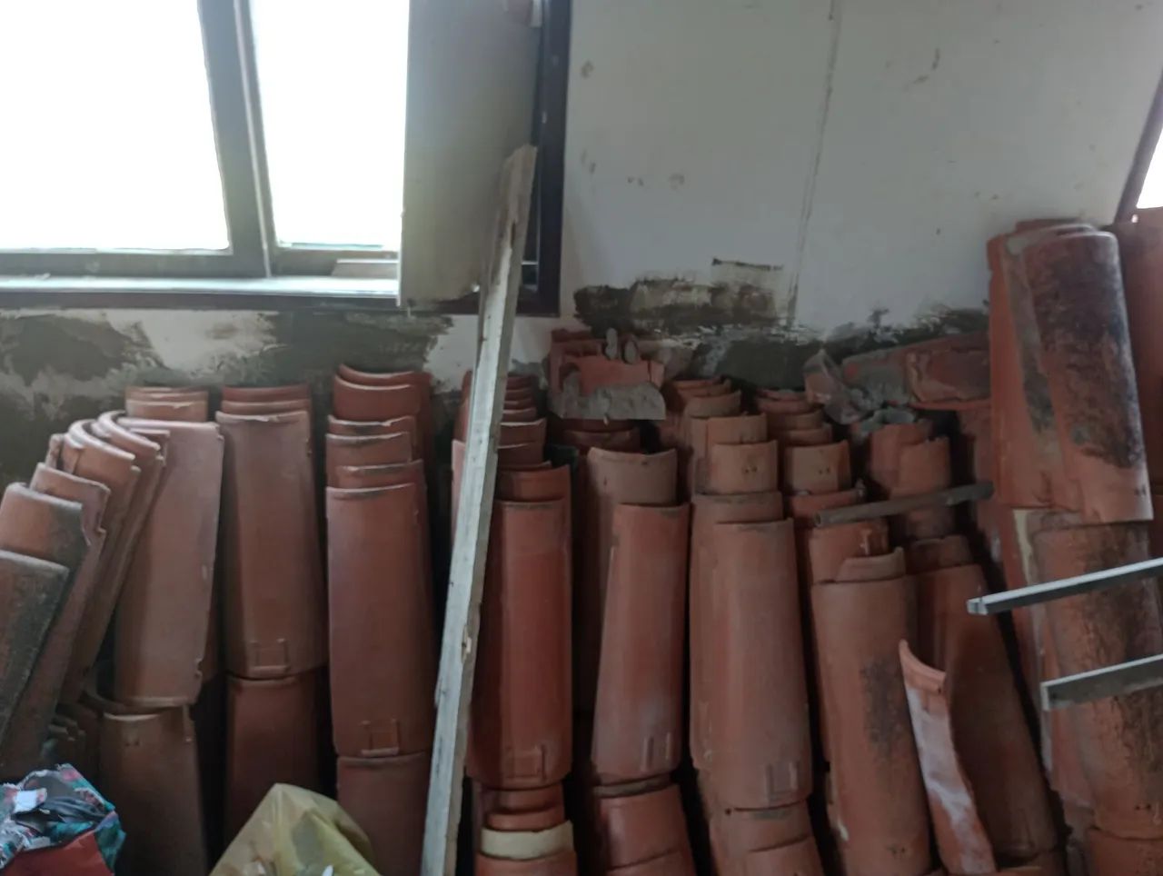 Telhas de cerâmica usadas