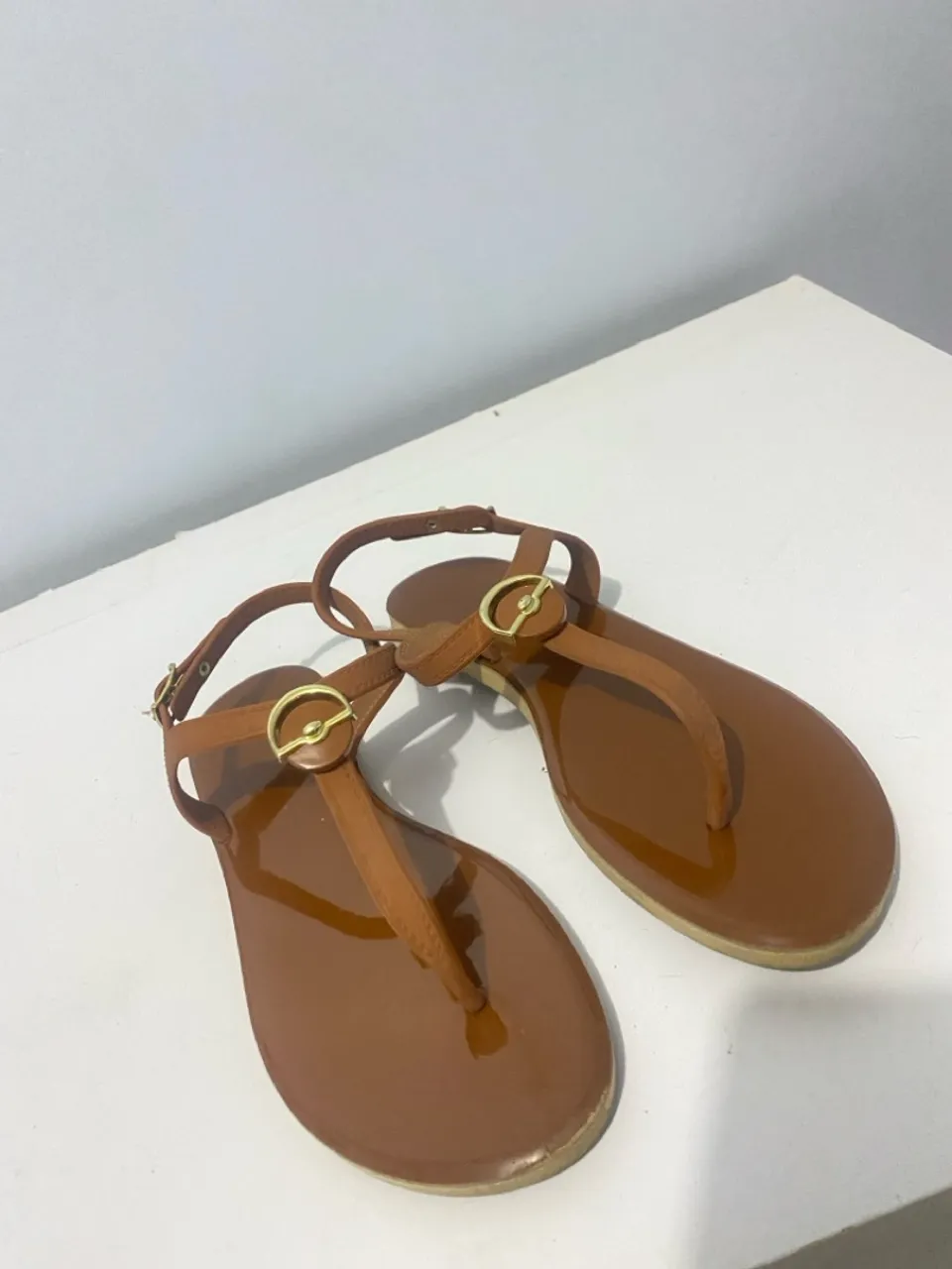 Sandália Rasteirinha Marrom com Detalhe Dourado