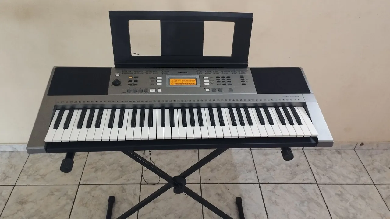 Teclado Yamaha com Suporte e Porta Partituras