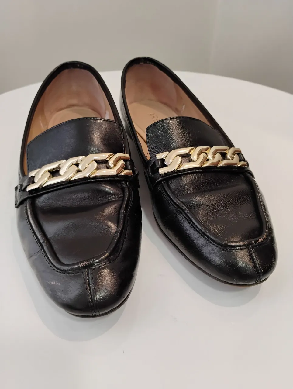 Mocassim Arezzo de couro preto com corrente dourada