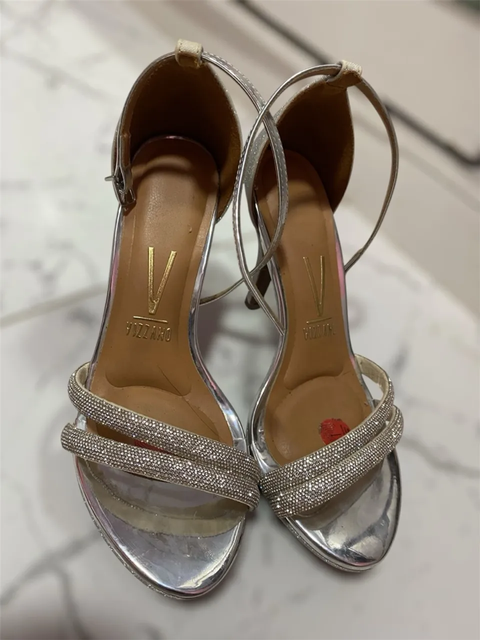 Sandália Vizzano Prateada com Strass - Elegância e Brilho!