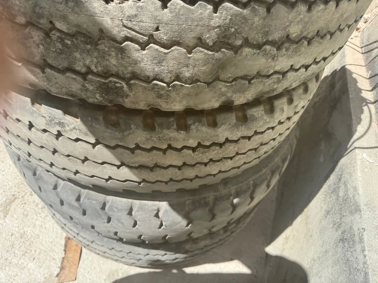 Venda de pneus 275 caminhão com duas rodas, 04 unidades, dóis borrachudos - Foto 5