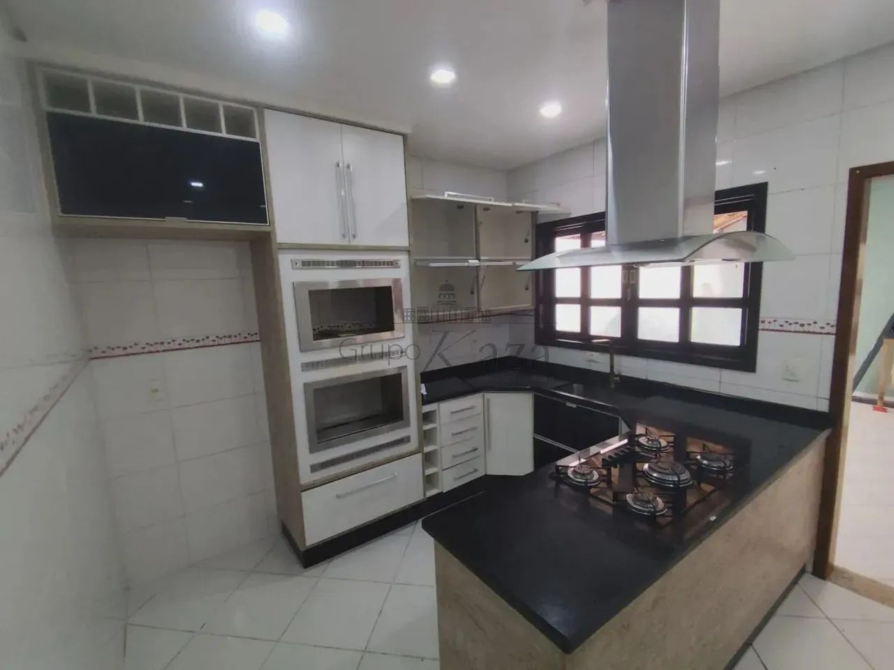 Imóvel para aluguel possui 136 metros quadrados com 4 quartos